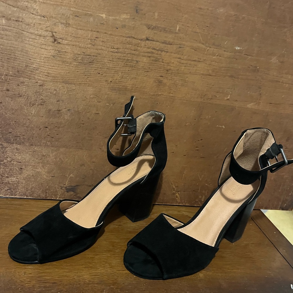 Urban outfitters 3 inch black suede peep toe heels